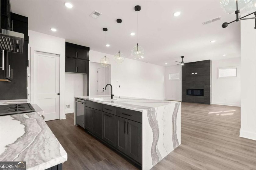The Emery Contemporary offers luxury, flexibility, and - photo 12