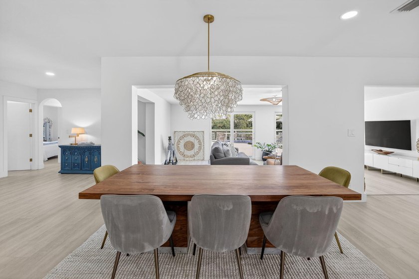 Exquisitely renovated 4BR/2.5BA coastal-modern lakeside - photo 12