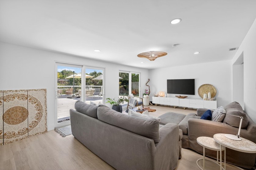 Exquisitely renovated 4BR/2.5BA coastal-modern lakeside - photo 14