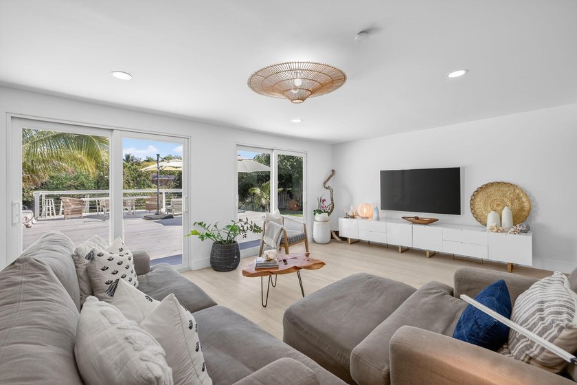 Exquisitely renovated 4BR/2.5BA coastal-modern lakeside - photo 15