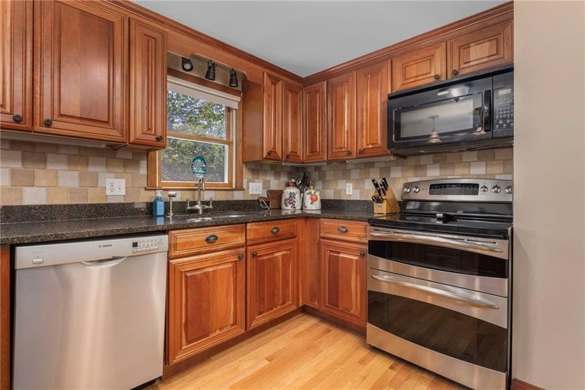 Well maintained raised ranch in the heart of North Kingstown - photo 5