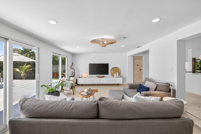Exquisitely renovated 4BR/2.5BA coastal-modern lakeside - photo 16