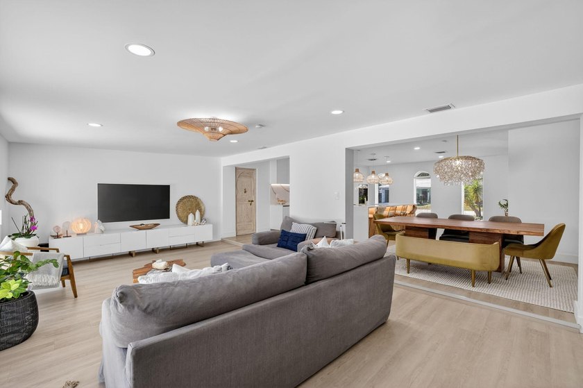 Exquisitely renovated 4BR/2.5BA coastal-modern lakeside - photo 17