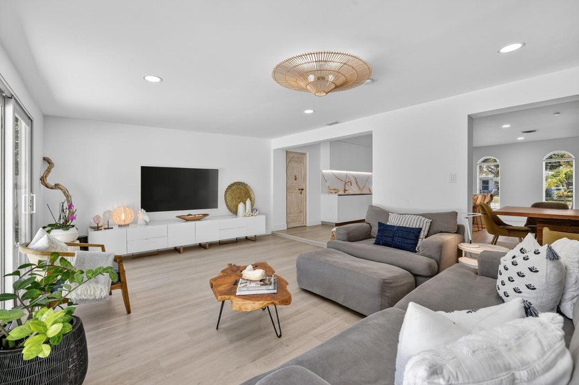 Exquisitely renovated 4BR/2.5BA coastal-modern lakeside - photo 18