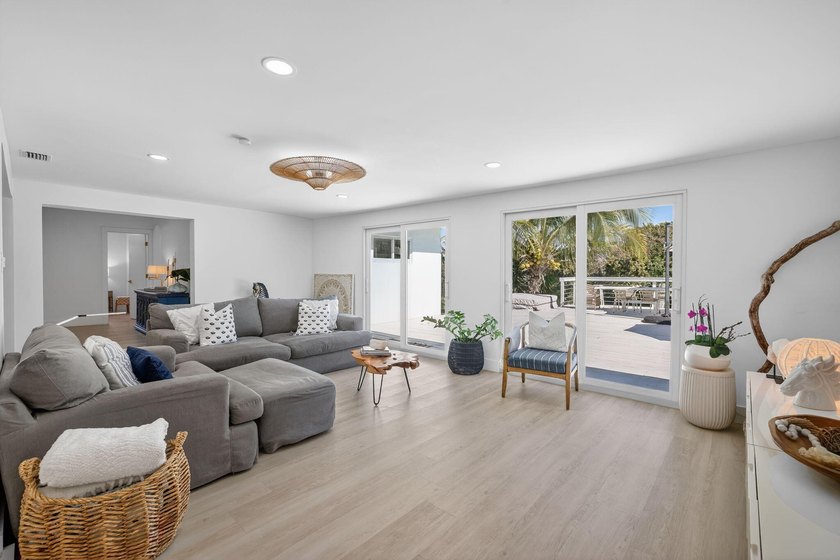 Exquisitely renovated 4BR/2.5BA coastal-modern lakeside - photo 19