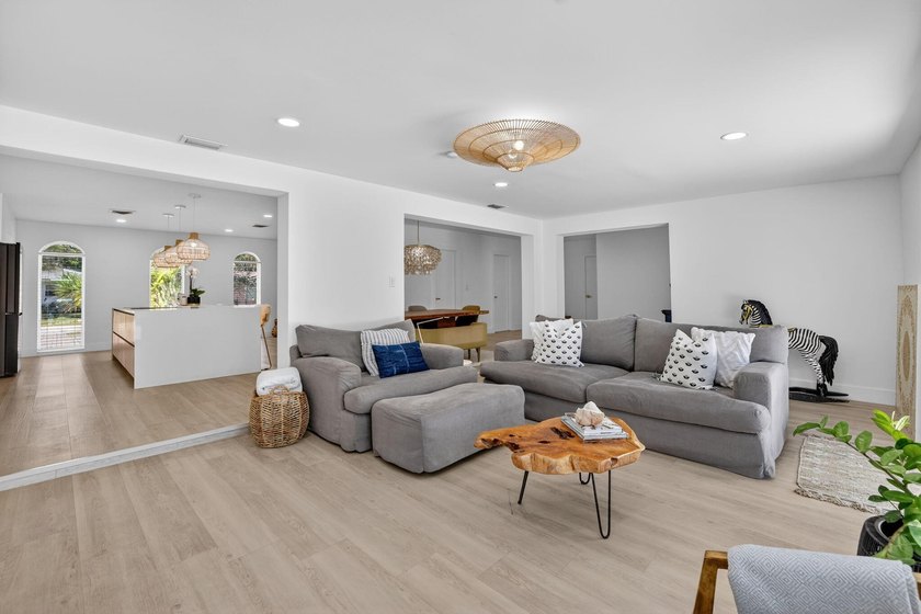 Exquisitely renovated 4BR/2.5BA coastal-modern lakeside - photo 20