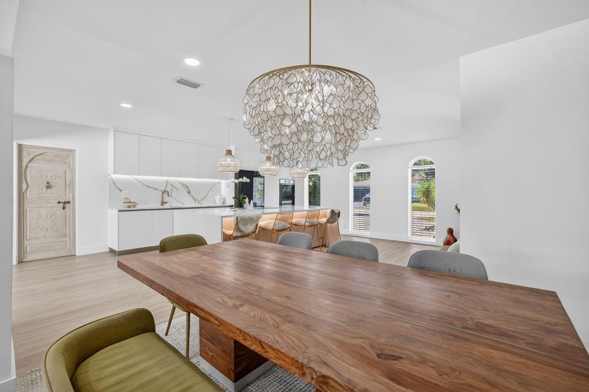 Exquisitely renovated 4BR/2.5BA coastal-modern lakeside - photo 21