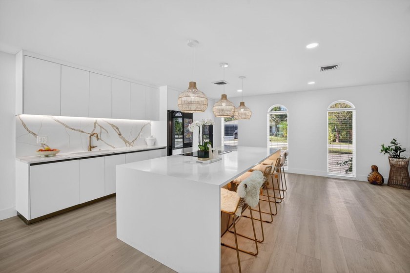 Exquisitely renovated 4BR/2.5BA coastal-modern lakeside - photo 22