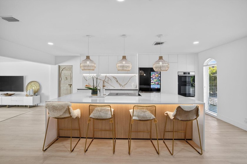 Exquisitely renovated 4BR/2.5BA coastal-modern lakeside - photo 23
