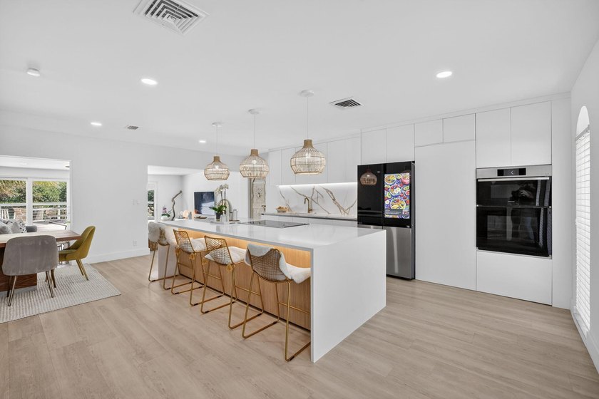 Exquisitely renovated 4BR/2.5BA coastal-modern lakeside - photo 24