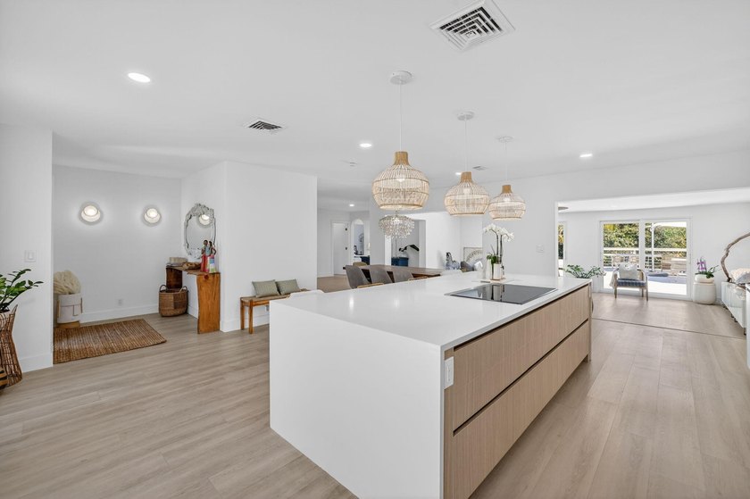 Exquisitely renovated 4BR/2.5BA coastal-modern lakeside - photo 27