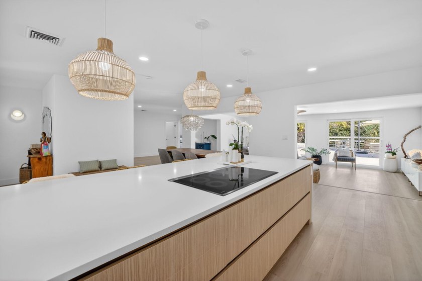 Exquisitely renovated 4BR/2.5BA coastal-modern lakeside - photo 28