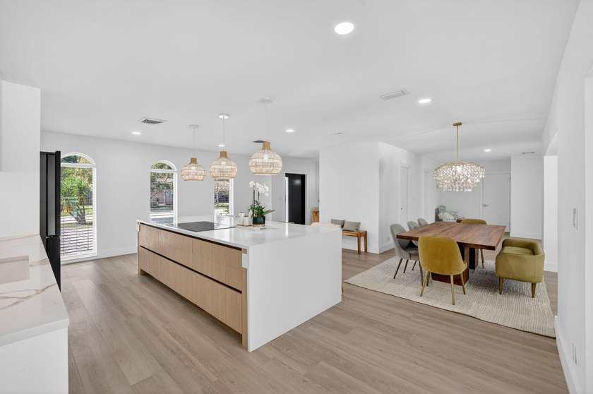 Exquisitely renovated 4BR/2.5BA coastal-modern lakeside - photo 30