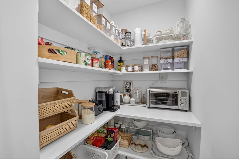 Exquisitely renovated 4BR/2.5BA coastal-modern lakeside - photo 32