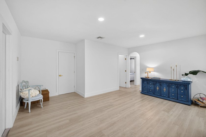 Exquisitely renovated 4BR/2.5BA coastal-modern lakeside - photo 34