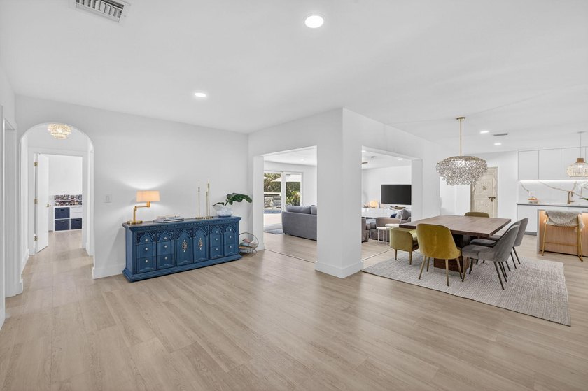 Exquisitely renovated 4BR/2.5BA coastal-modern lakeside - photo 35