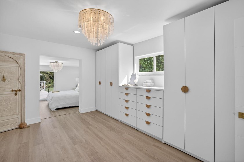 Exquisitely renovated 4BR/2.5BA coastal-modern lakeside - photo 36