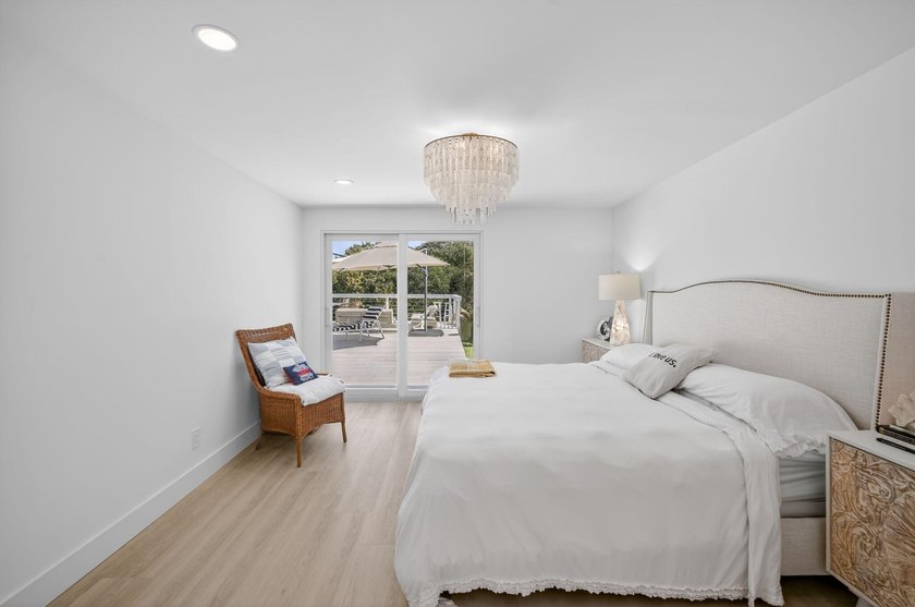 Exquisitely renovated 4BR/2.5BA coastal-modern lakeside - photo 37