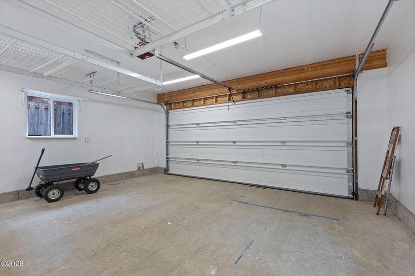 Welcome to this spacious and versatile 2,500 sqft home tucked - photo 38