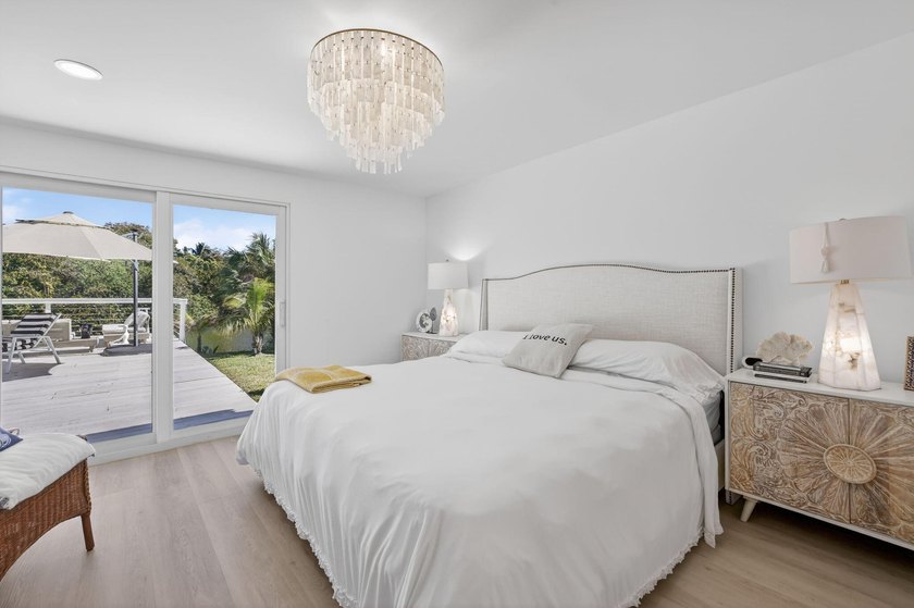 Exquisitely renovated 4BR/2.5BA coastal-modern lakeside - photo 38