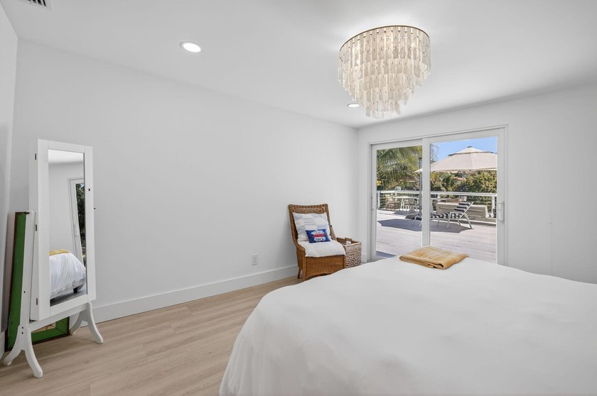 Exquisitely renovated 4BR/2.5BA coastal-modern lakeside - photo 39