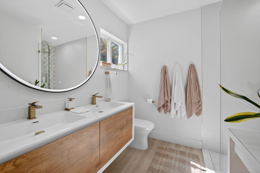 Exquisitely renovated 4BR/2.5BA coastal-modern lakeside - photo 46