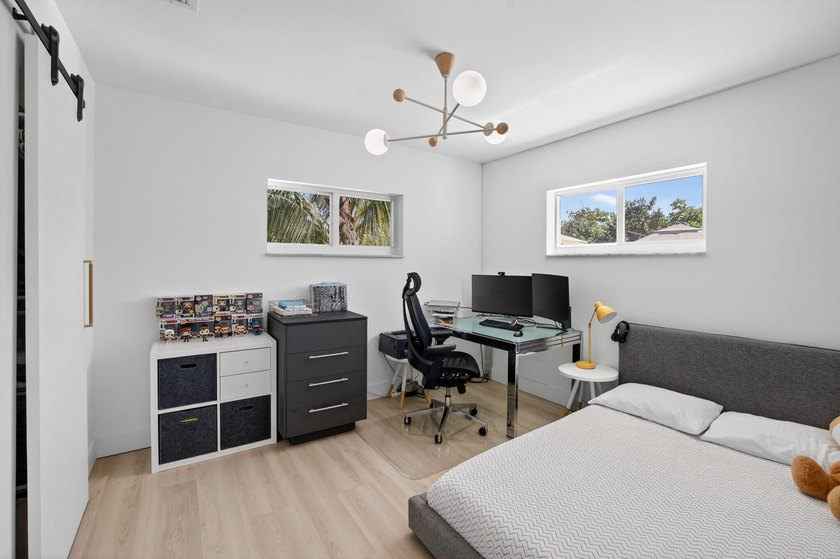 Exquisitely renovated 4BR/2.5BA coastal-modern lakeside - photo 50