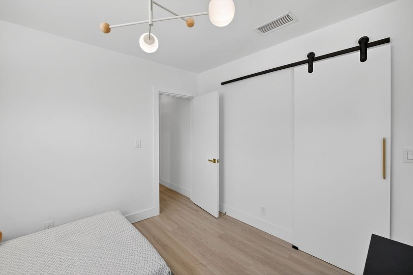 Exquisitely renovated 4BR/2.5BA coastal-modern lakeside - photo 51