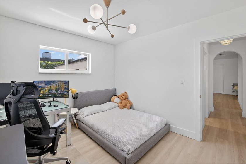 Exquisitely renovated 4BR/2.5BA coastal-modern lakeside - photo 52