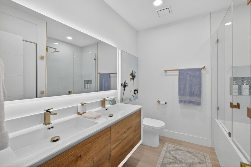 Exquisitely renovated 4BR/2.5BA coastal-modern lakeside - photo 54