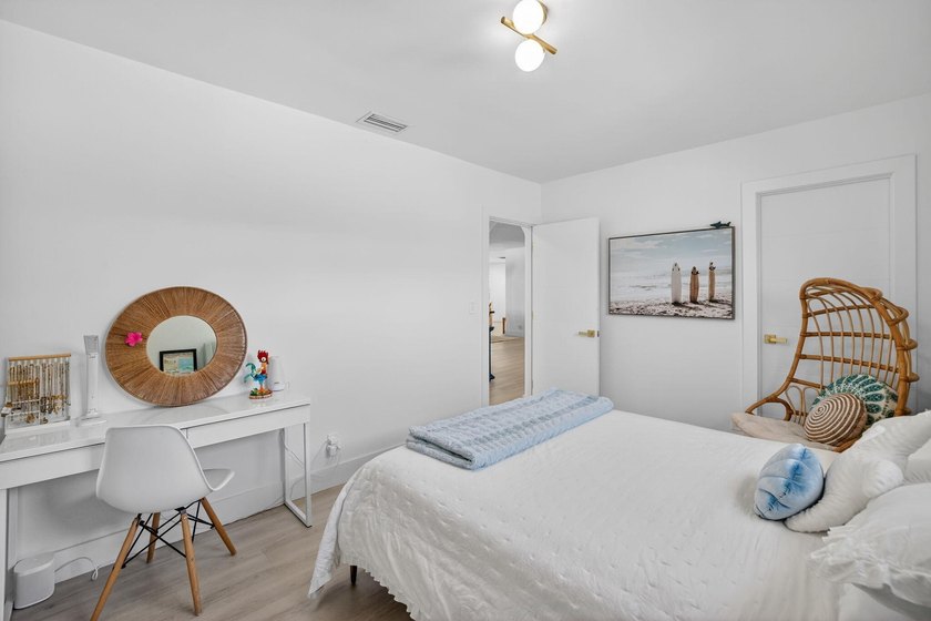 Exquisitely renovated 4BR/2.5BA coastal-modern lakeside - photo 57