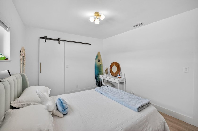 Exquisitely renovated 4BR/2.5BA coastal-modern lakeside - photo 58