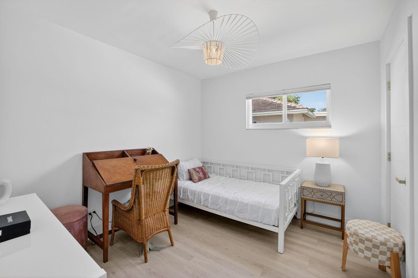 Exquisitely renovated 4BR/2.5BA coastal-modern lakeside - photo 60