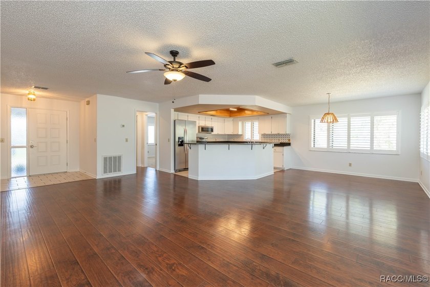 One or more photo(s) has been virtually staged. Beautiful luxury - photo 12