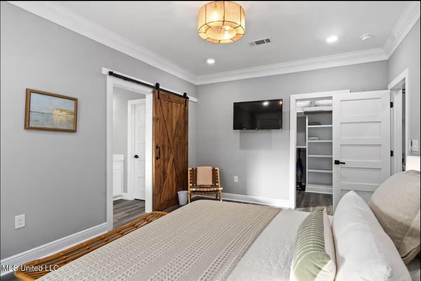 Extra, Extra Fabulous! This stunning 5-bedroom, 3-bath home is - photo 15