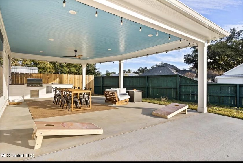 Extra, Extra Fabulous! This stunning 5-bedroom, 3-bath home is - photo 19