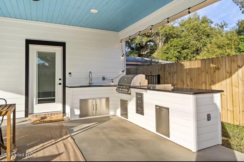 Extra, Extra Fabulous! This stunning 5-bedroom, 3-bath home is - photo 20