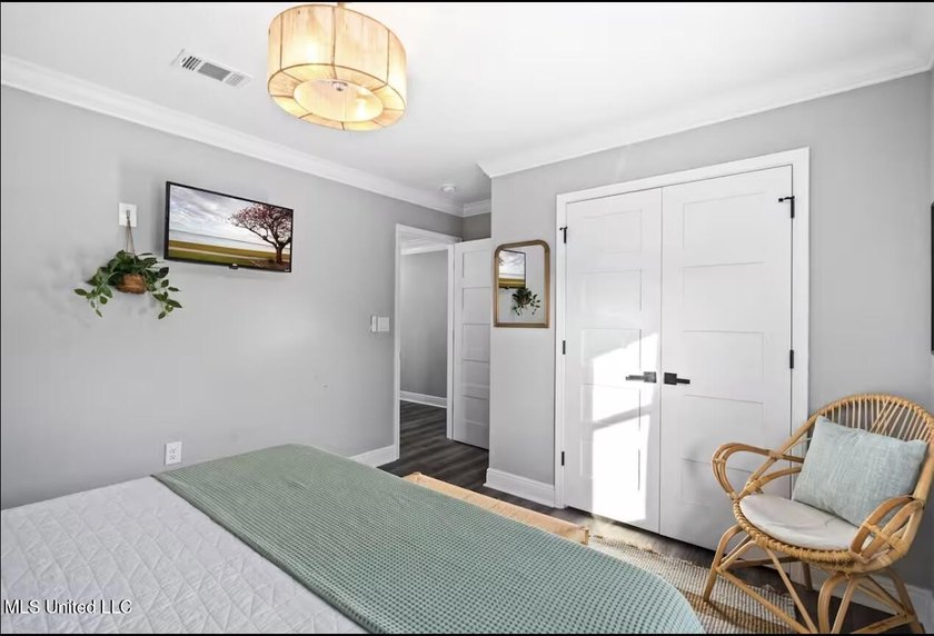 Extra, Extra Fabulous! This stunning 5-bedroom, 3-bath home is - photo 22