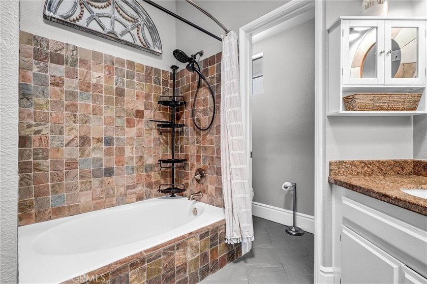 Exceptional end unit 3 bedroom, no one above you, tranquil - photo 25