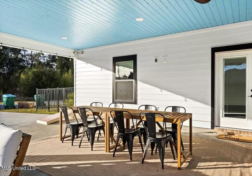 Extra, Extra Fabulous! This stunning 5-bedroom, 3-bath home is - photo 28