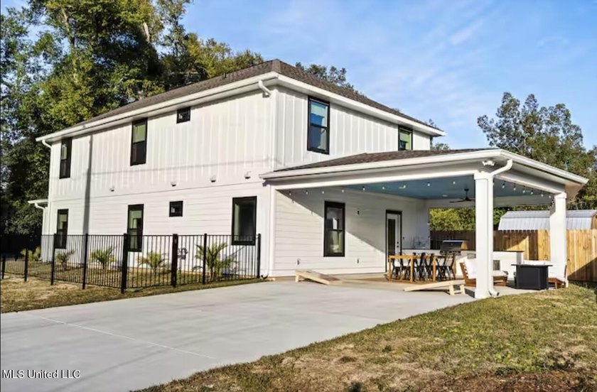 Extra, Extra Fabulous! This stunning 5-bedroom, 3-bath home is - photo 30