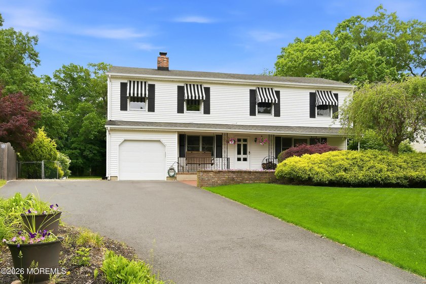 Spacious &amp; beautifully maintained, this charming 4-bedroom - photo 2