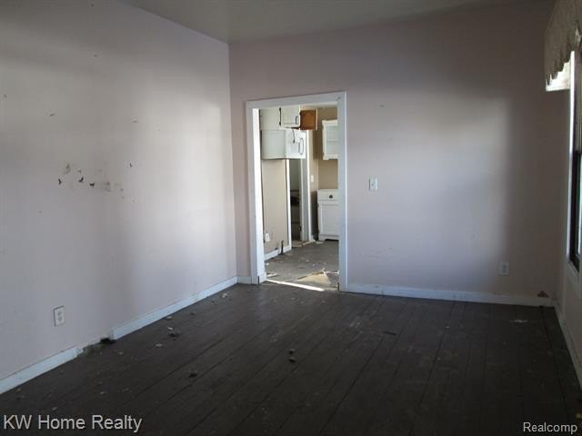 Opportunity for a great investment with a ton of space/waiting - photo 4