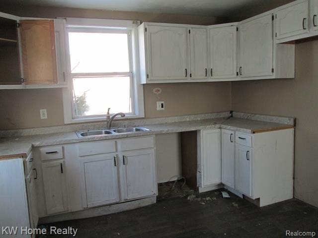 Opportunity for a great investment with a ton of space/waiting - photo 5