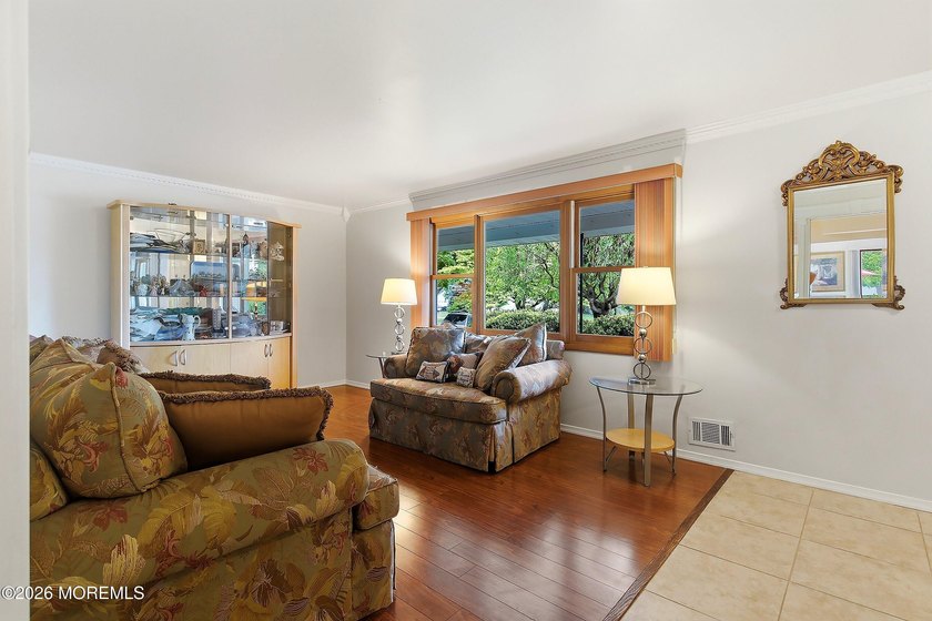 Spacious &amp; beautifully maintained, this charming 4-bedroom - photo 7
