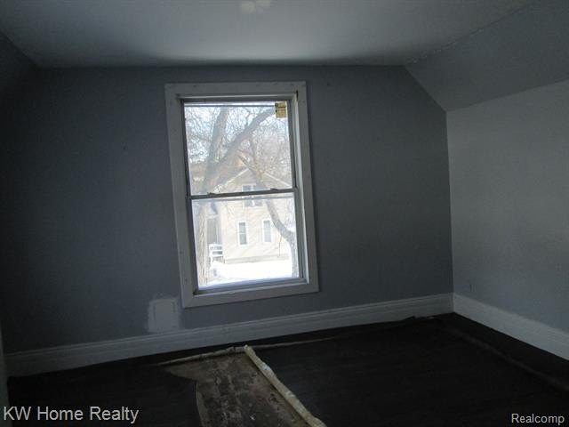 Opportunity for a great investment with a ton of space/waiting - photo 7