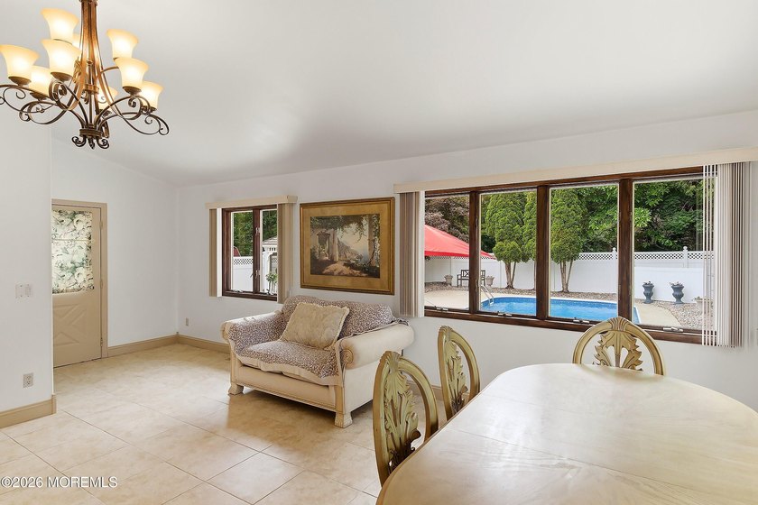Spacious &amp; beautifully maintained, this charming 4-bedroom - photo 9