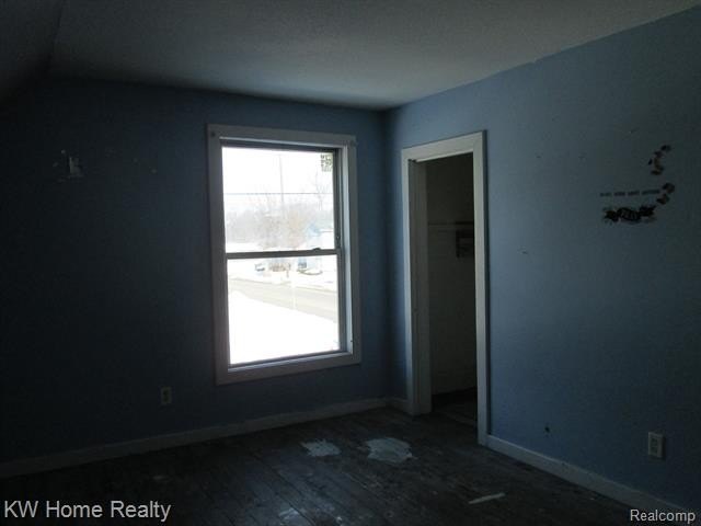 Opportunity for a great investment with a ton of space/waiting - photo 9