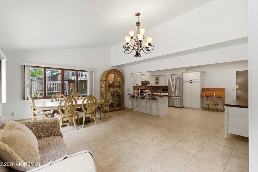 Spacious &amp; beautifully maintained, this charming 4-bedroom - photo 10