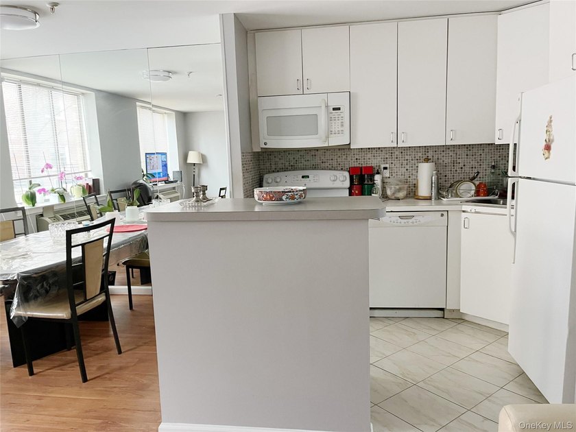 Experience luxury and convenience at 10 Canterbury Rd, Apt 1B - photo 9